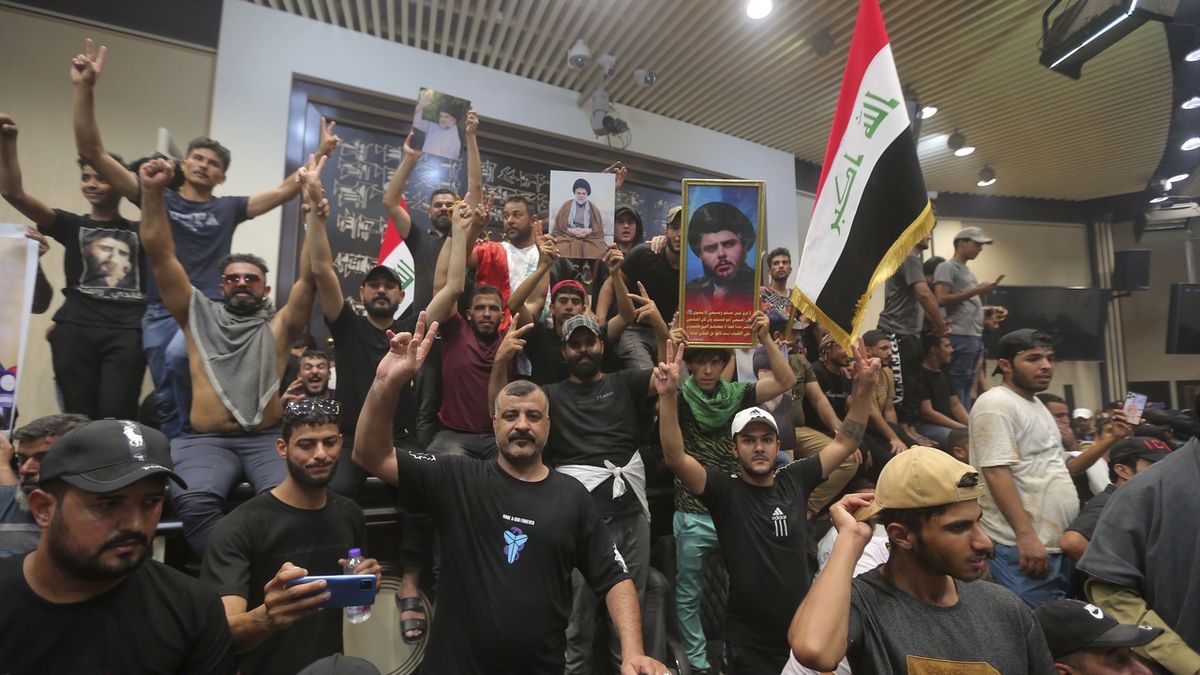 Sadrovi příznivci strávili noc v iráckém parlamentu